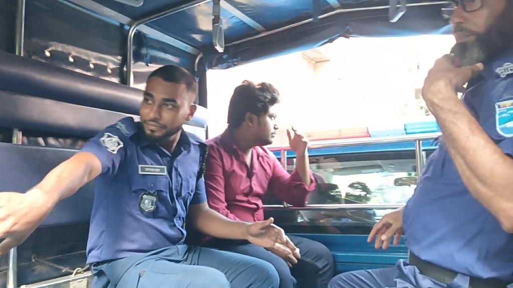 শেখ হাসিনাকে জন্মদিনের ‘শুভেচ্ছা জানানোয়’ ছাত্রশক্তি নেতা বহিষ্কার, পুলিশে সোপর্দ