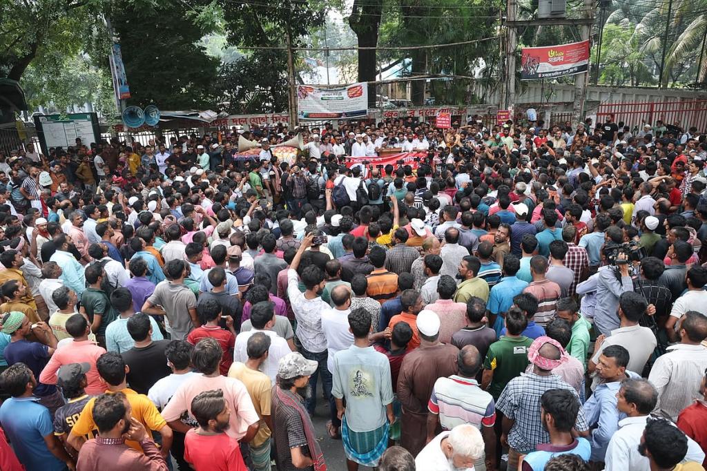প্রেসক্লাবের সামনে ব্যাটারিচালিত রিকশাচালকদের এক ঘণ্টা সড়ক অবরোধ