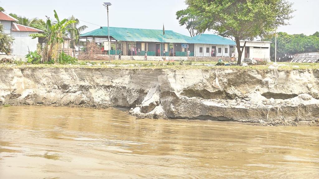 তীর ভাঙতে ভাঙতে বিদ্যালয়ের মাঠে এখন পদ্মা