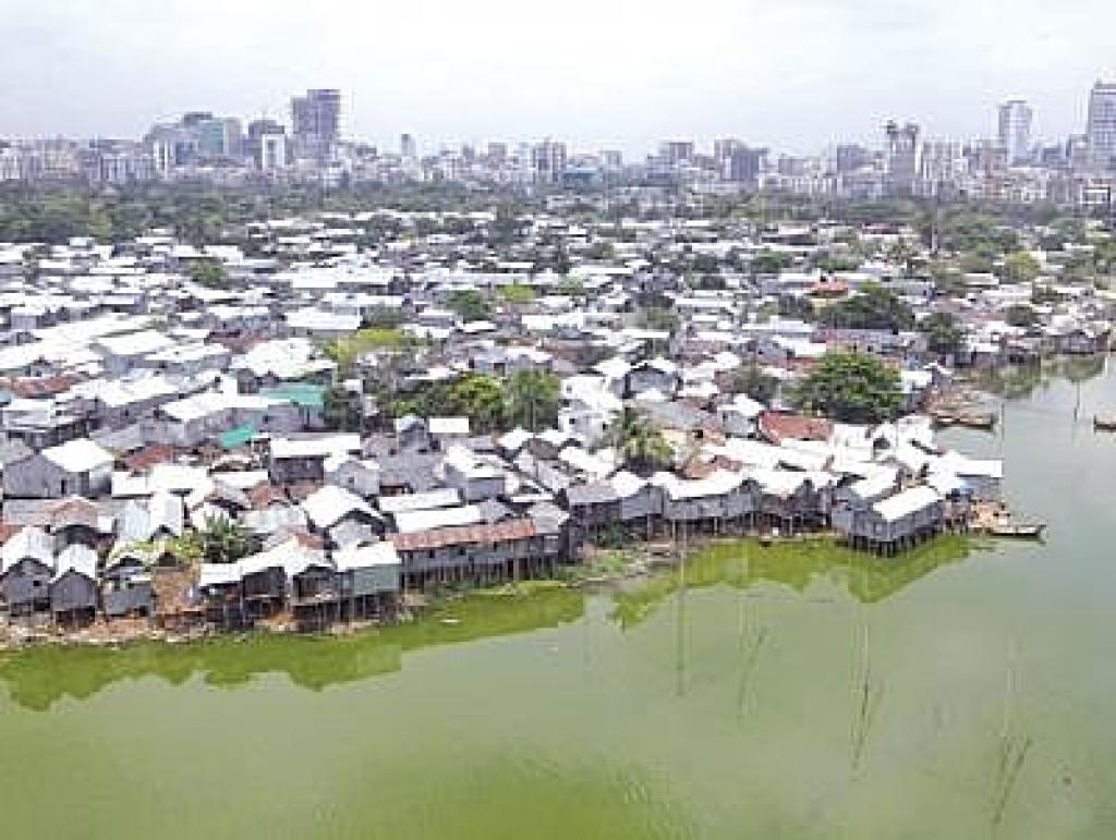 ঢাকার সড়কে, বস্তিতে ওরা চাঁদা তোলে, তারা আশ্রয় দেয়